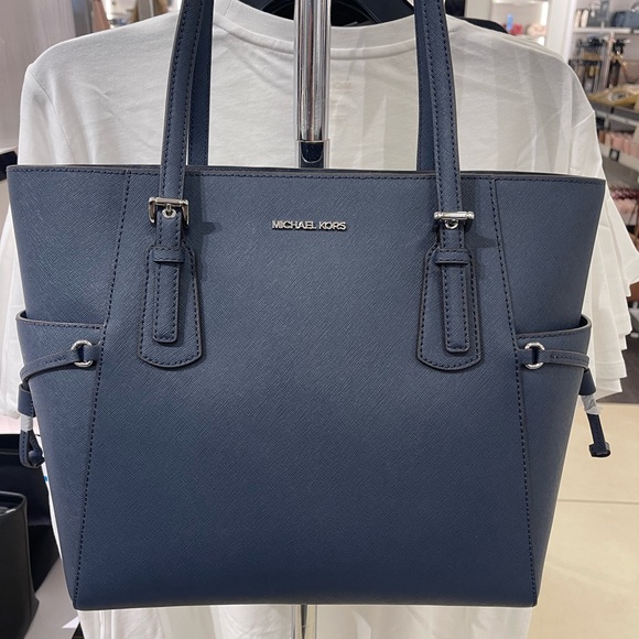 Michael Kors Voyager Large Saffiano Leather Shoulder Tote Bag
Navy
NWT - Picture 10 of 16